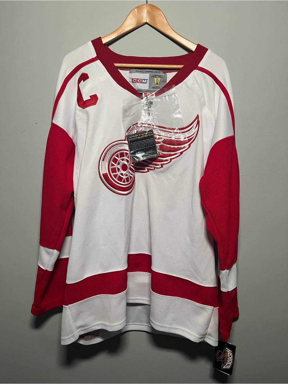Vintage CCM autographed Detroit Red Wings Alex Delvecchio NHL hockey jersey 52